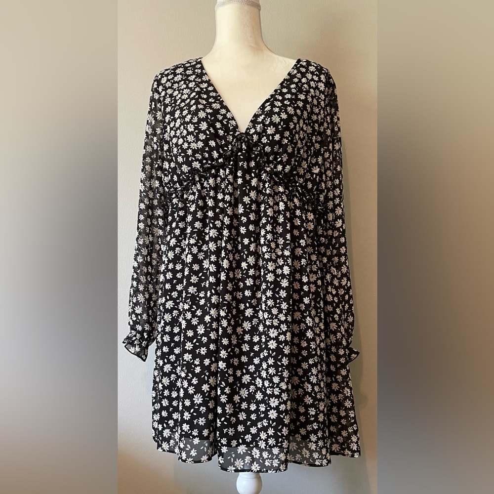 Perfect for transitional weather! Long sleeve, lined, black babydoll dress (L)